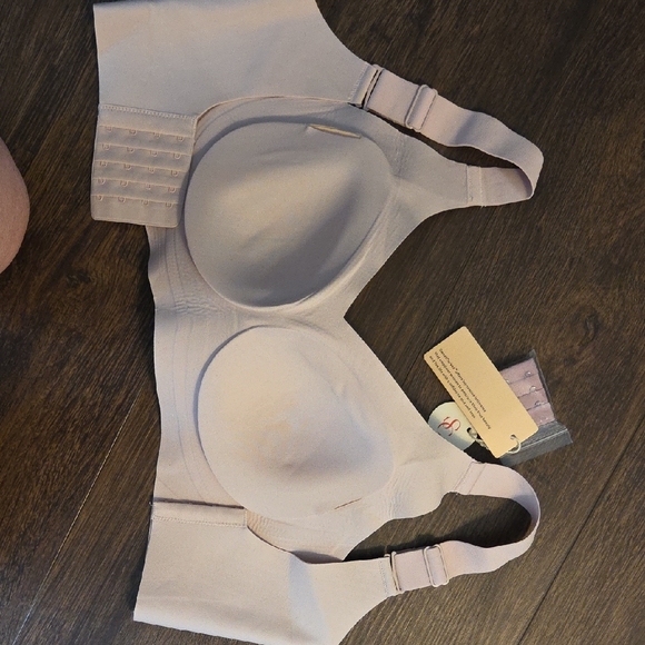 Elegant Blush Seamless Bra - Picture 2 of 6